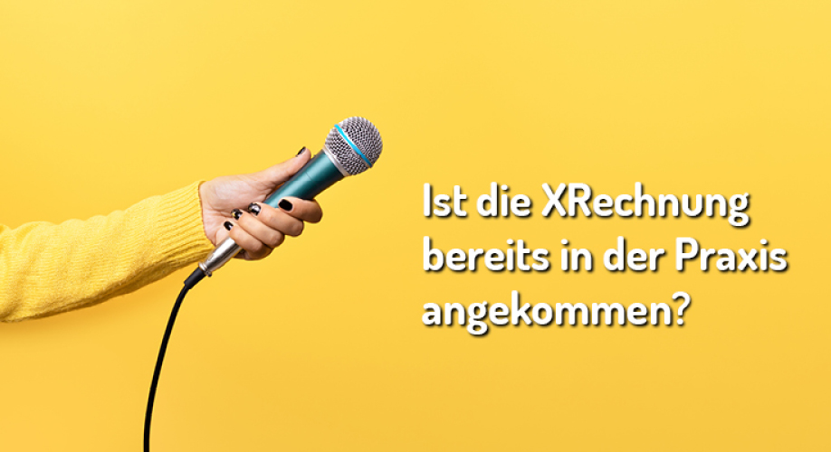 Blog | Hand mit Mikrofon auf gelbem Hintergund und folgendem Text: Ist die XRechnung bereits in der Praxis angekommen