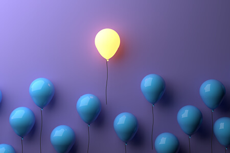Luftballons mit einem leuchtenden Luftballon in der Mitte