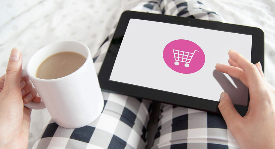 Blog | Beschaffung leicht gemacht Blog | Beschaffung leicht gemacht | Tablet auf Knien und Kaffee in der Hand