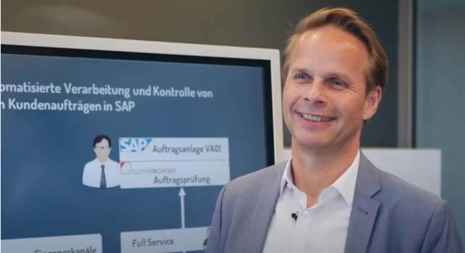 Digital Order Processing Mann mit TV im Hintergund