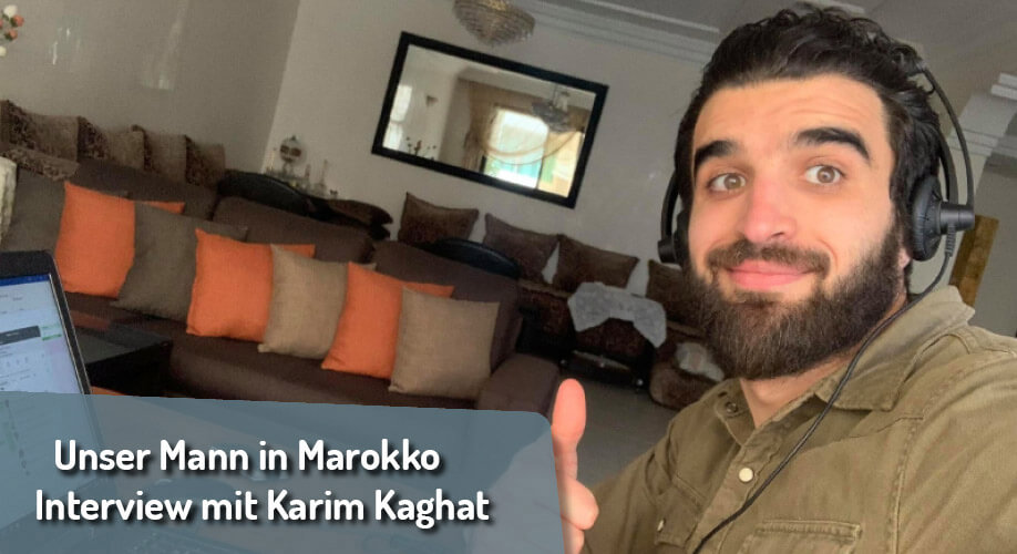Erstes Go-Live aus Marokko Mann mit Notebook im Hintergrund Sofa mit Kissen