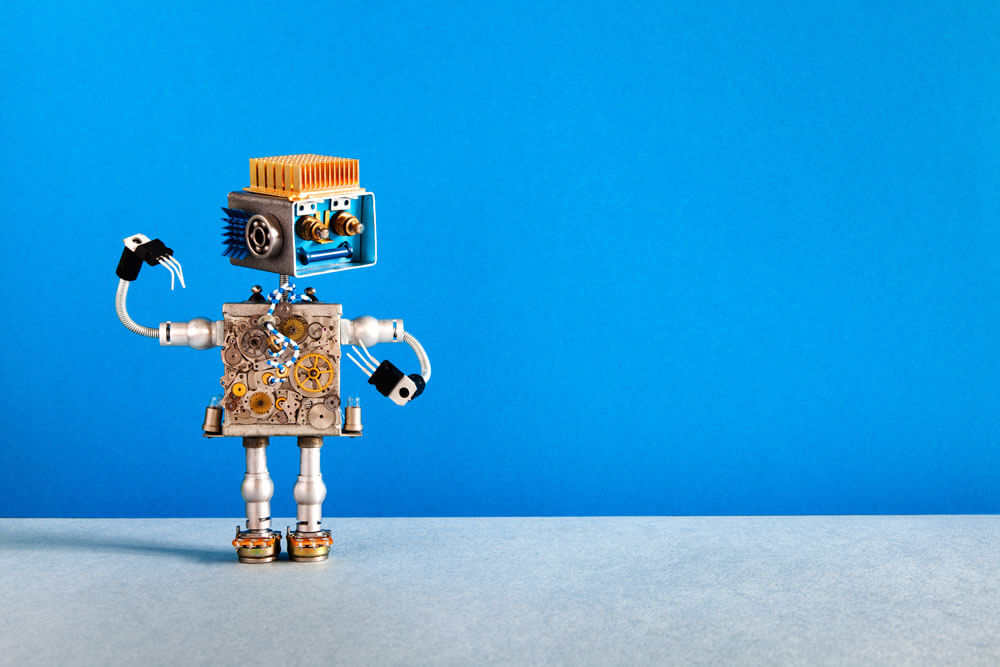 Blog | Robotic Process Automation | Kleiner Roboter vor blauem Hintergrund