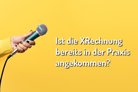 Blog | Hand mit Mikrofon auf gelbem Hintergund und folgendem Text: Ist die XRechnung bereits in der Praxis angekommen