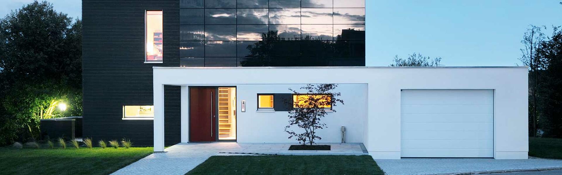 Success Story Eingangsrechnungen SchwoererHaus Zweistoeckiges Haus Garage Verspiegelte Fensterfront