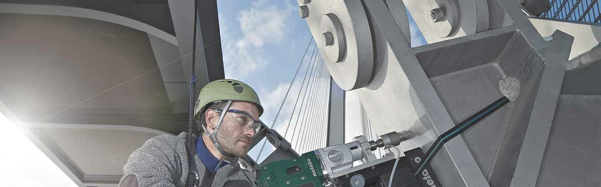 Success Story Eingangsrechnungen Metabowerke Arbeiter Metallbohrer Schutzhelm Schutzbrille